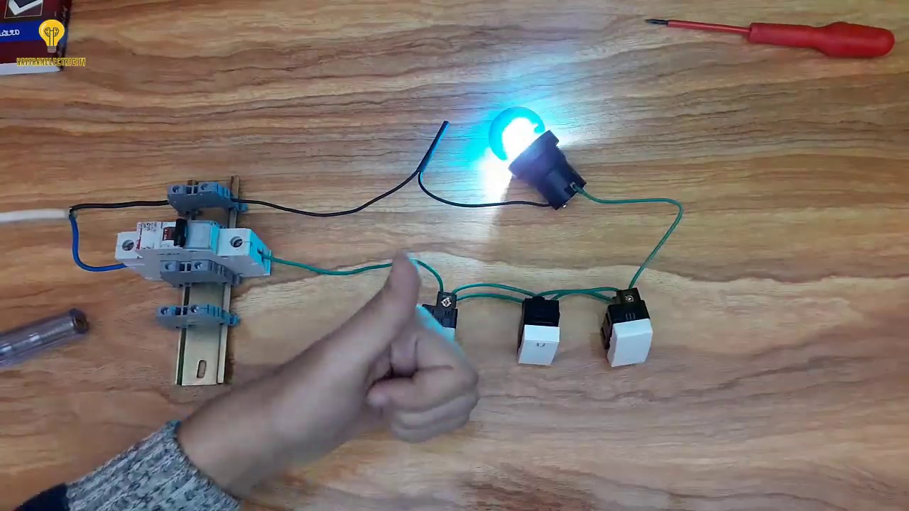 4- للمبتدئين : دائرة تشغيل لمبة من ٣ أماكن بواسطة مفاتيح دفاتير و مفتاح قلاب