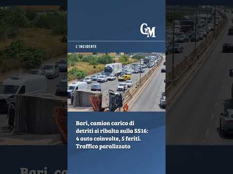 Video , camion carico di detriti si ribalta sulla SS16: 4 auto coinvolte, 5 feriti. Traffico in tilt