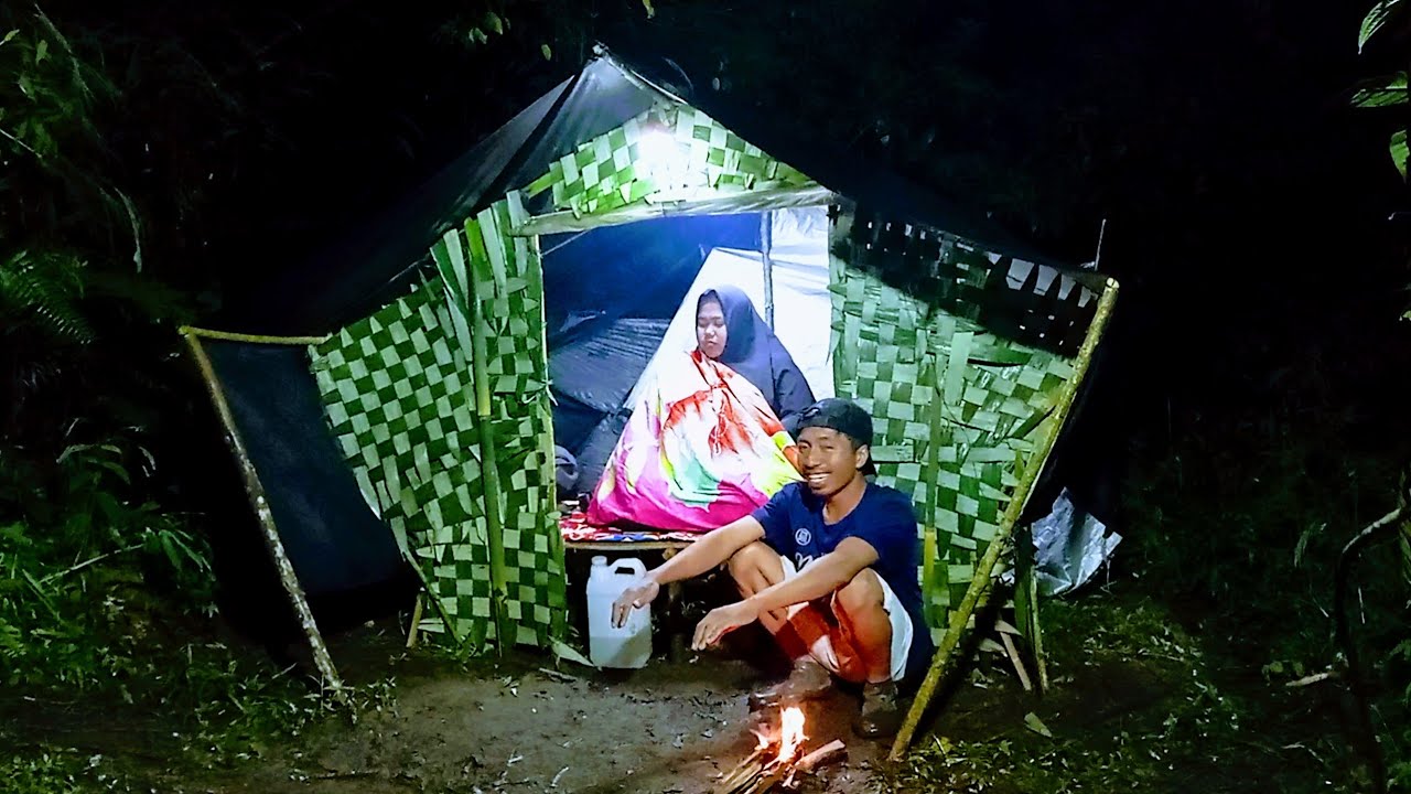CAMPING HUJAN DERAS,MERENOVASI SHELTER YANG TERTIMPA POHON TUMBANG SAAT CUACA HUJAN,ASMR,RAIN