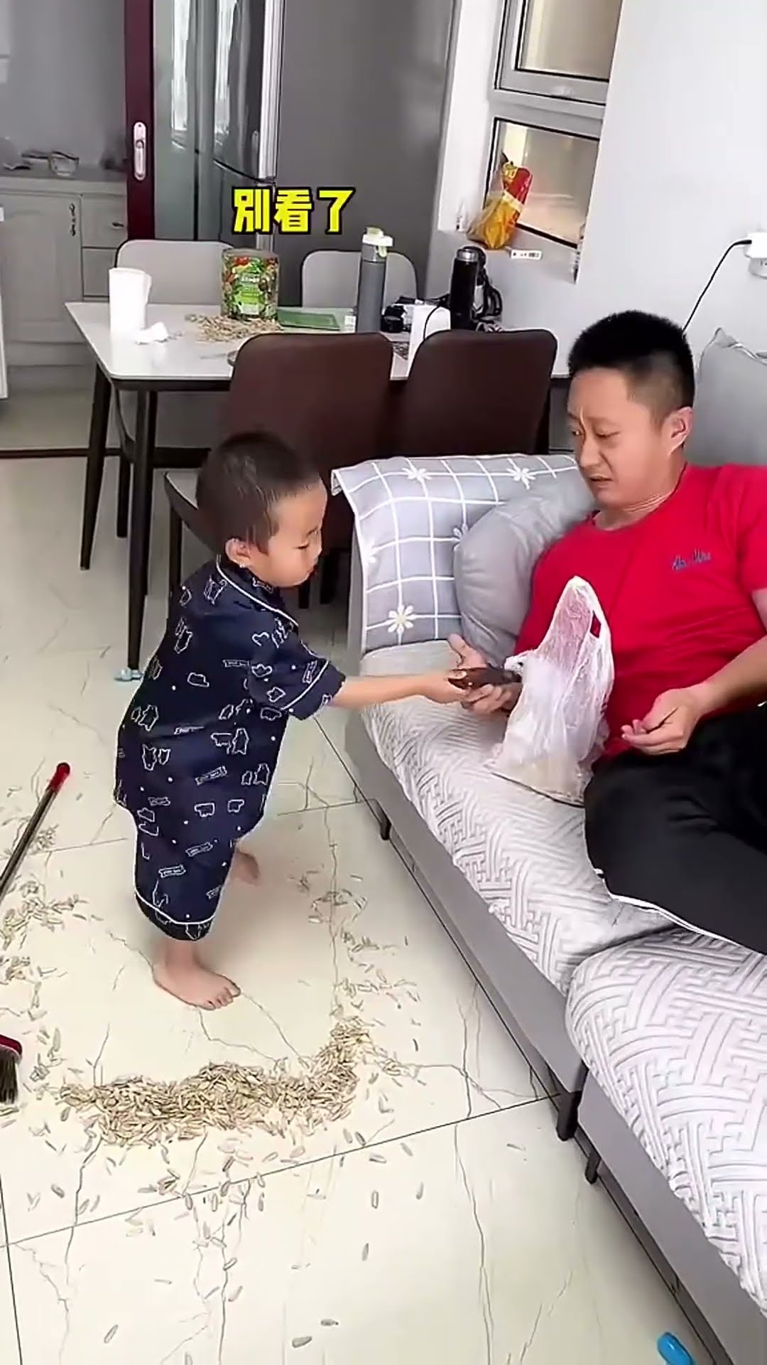 爸爸吐了一地瓜子皮，儿子都看不下去了#Cute baby#Cute#呆萌小米宝#聪明宝宝#萌娃