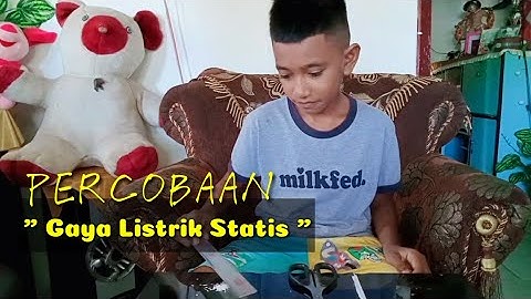 Plastik yang digosok dengan rambut kering bermuatan