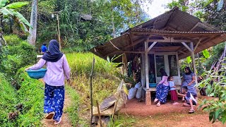 Aktivitas Pagi Di Kampung Yang Indah. Sawah Lereng Gunung, Indah Alam Desanya, Pedesaan Jawa Barat