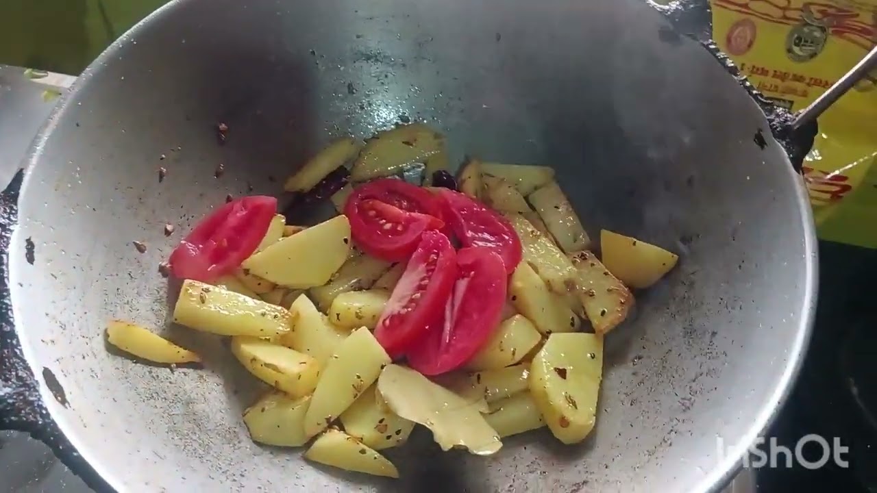 মুসুড় ডালের বড়া দিয়ে আলু ফুলকপি দিয়ে  মাছের ঝোল একবার খেলে ভুলতে পারবেন না