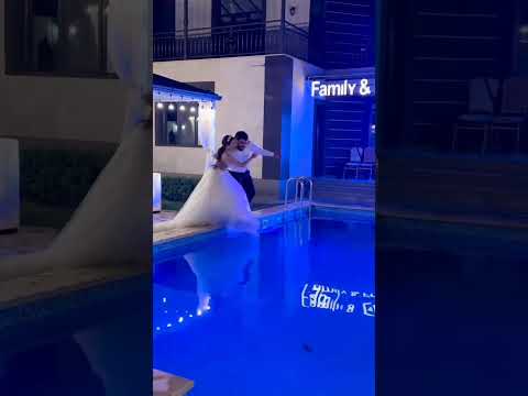 شوف العروس شلون وكعت العريس بالمسبح ثولة 