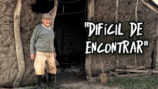 Vive SOLO en el MONTE y su CASA es DIFÍCIL de encontrar | Se llama "LA ESCONDIDA"