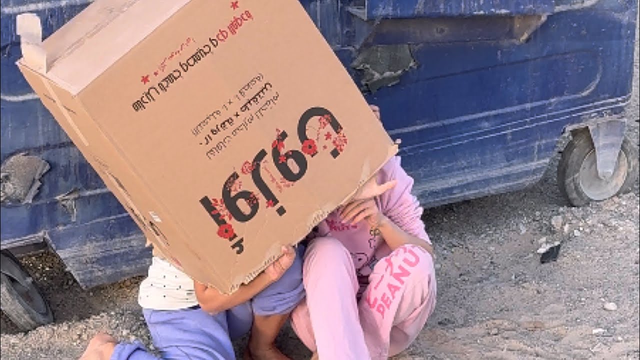 طفلة صغيرة قامت بارتداء كرتون في جسدها لتدفئ نفسها هيه واختها😢😭؟!