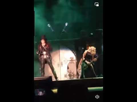 Alice Cooper breaks cane on stage and it strikes Nita Strauss in the head *live