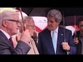 Nude News - John Kerry a Berlino visita il Muro