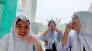 Mandi hujan di sekolah