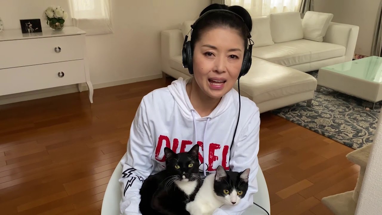 ベテランから若手まで総勢16名の歌手とミュージシャンが在宅ワークで歌った 上を向いて歩こう の動画が公開 私服で キッチンで リビングで Music Guide ミュージックガイド