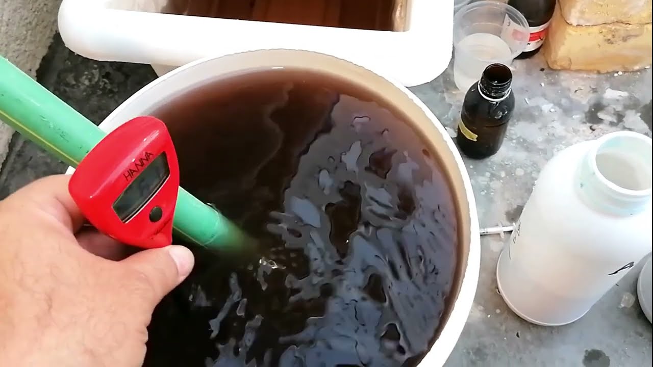 تعويض نقص المحلول المغذي في خزان نظام الزراعة المائية وقياس نسبة الاملاح والحموضة وضبطهما .