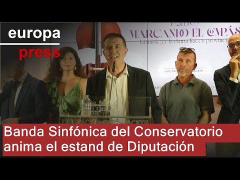 Albacete Royal Conservatory Symphonic Band accompanies the Provincial Council's fair booth