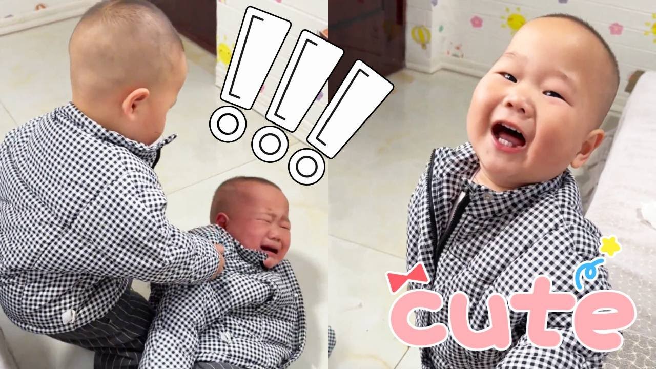 Старший брат упал, и младший быстро помог ему подняться. 