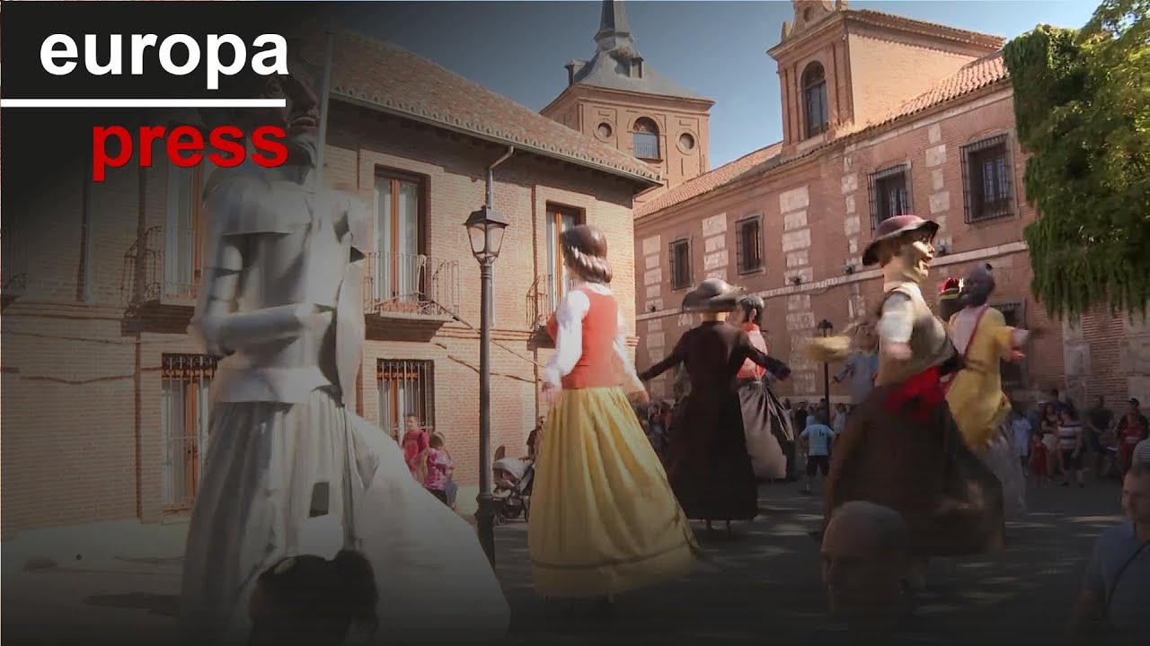 La centenaria Comparsa de Gigantes y Cabezudos recorre las calles de Alcalá desde este domingo