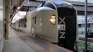 【成田エクスプレスE259系】Ne021(旧塗装)+Ne001編成(新塗装) 新宿発車