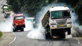 Konfoi Truk trailer di jalur lintas timur Sumatera, truk muatan berat nanjak merayap 🔥 , tanjakan 