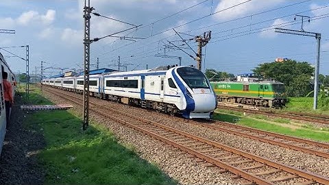 Patna Howrah vande bharat furious 🔥crossing with Bardhaman local || Indian bullet train 🇮🇳❤️