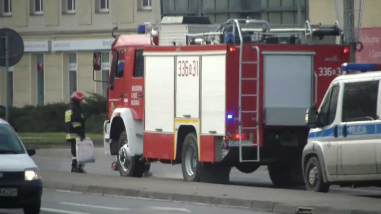 Wojskowa Straż Pożarna alarmowo do plamy oleju na skrzyżowaniu