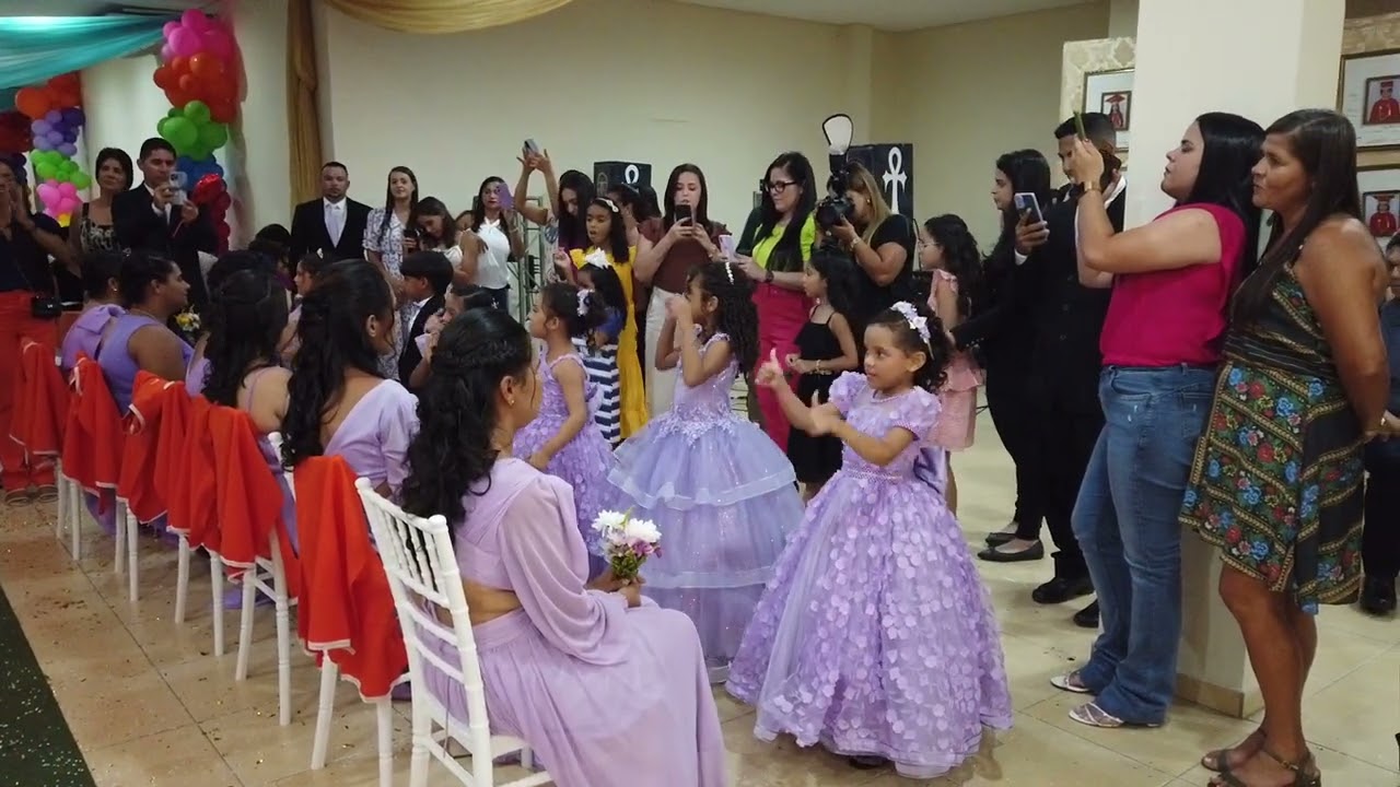 Momento em Homenagem as Mães durante a Formatura ABC do Educacional Mãos de Luz - 2023