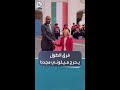 فرق الطول يضع ميلوني في موقف محرج للمرة الثانية