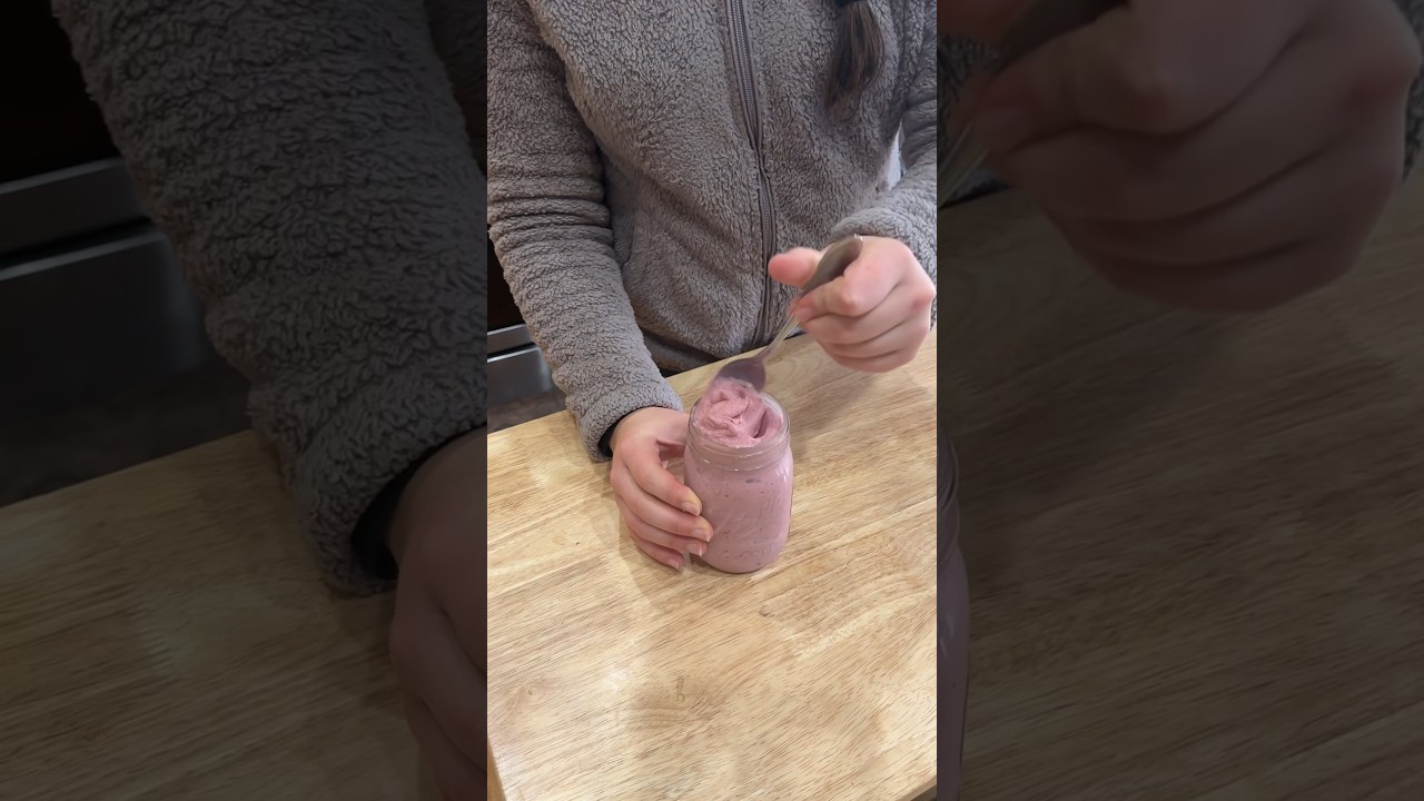 This strawberry smoothie tastes like candy!! 🤣😂 