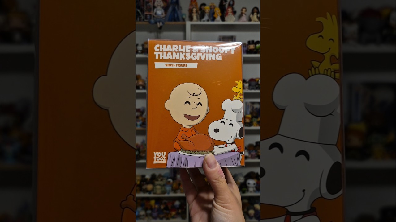 Celebrate Thanksgiving with This Youtooz Charlie Brown & Snoopy Figure🐶🦃🤍🖤 