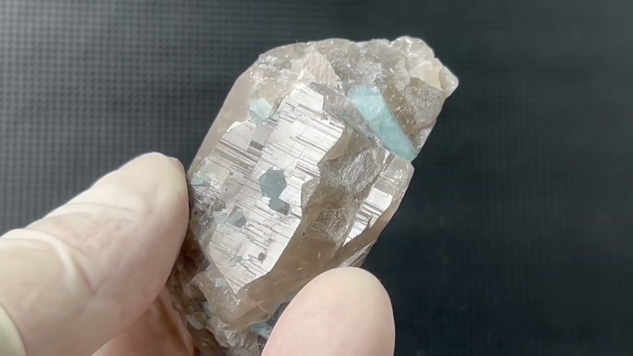 ベトナム・タインホア産アクアマリン付きスモーキー水晶 52.4g