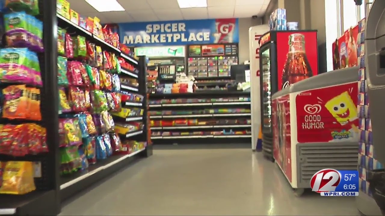 Store clerk speaks about armed robbery attempt - YouTube