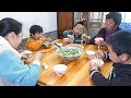 媳婦煮青菜肉丸湯，2歲女兒一口一個，真過癮 | Vegetable meatball soup, daughter a bite to eat, really enjoy