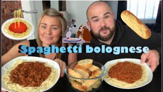 Spaghetti bolognese 🍝 and garlic bread with Kenny
