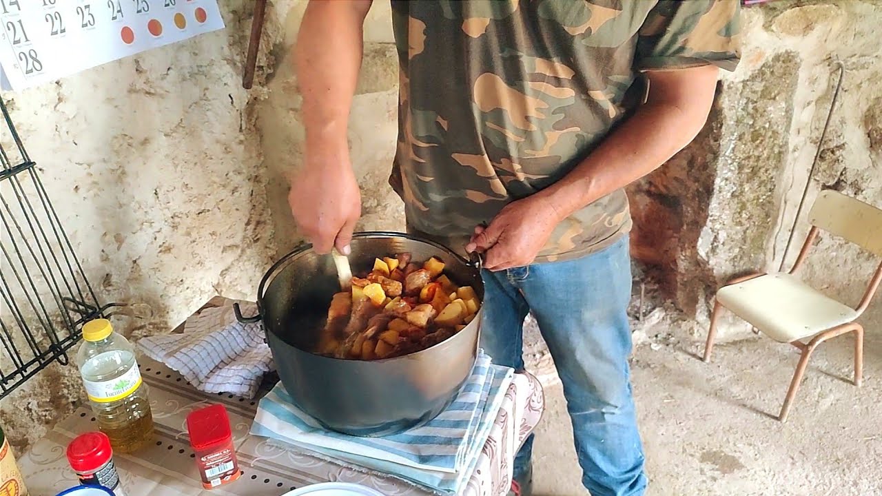 Caldereta de patatas al estilo rusticano, con cánticos incluidos