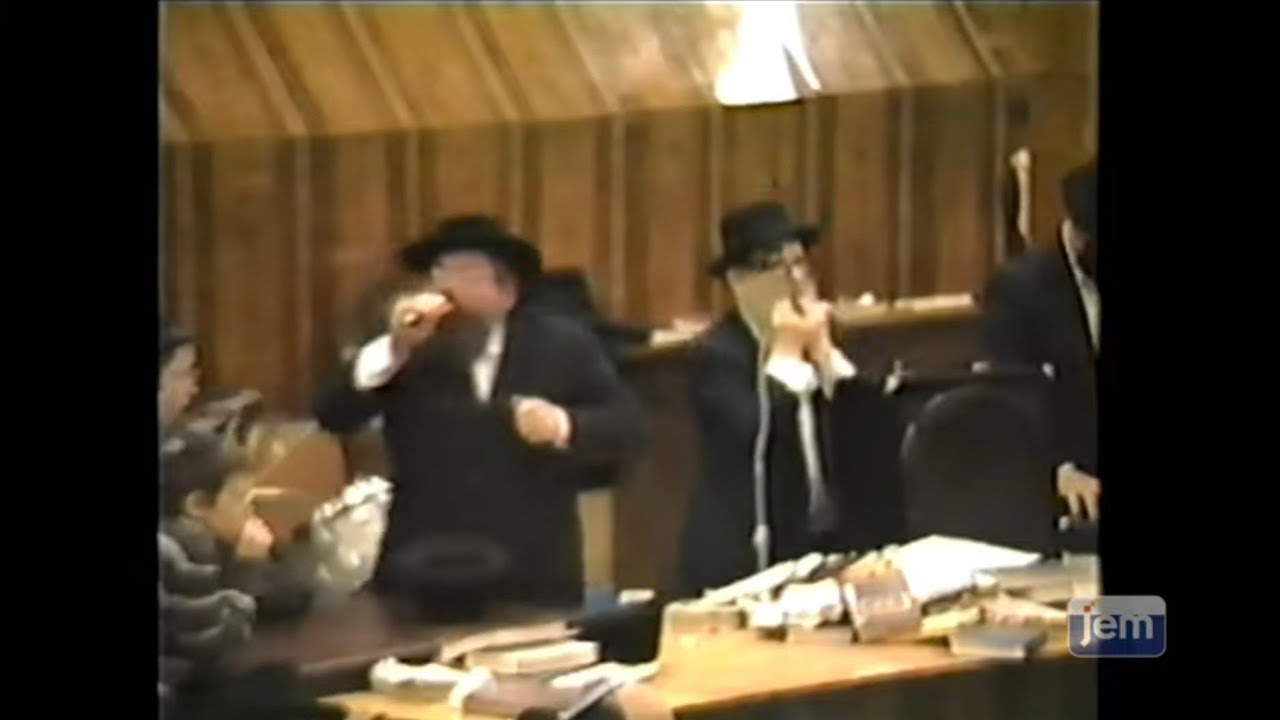 ר' שימקע לזרוב ור' לוי איצ'ע שפירא: „מען טרינקט משקה און מען הוליעט”