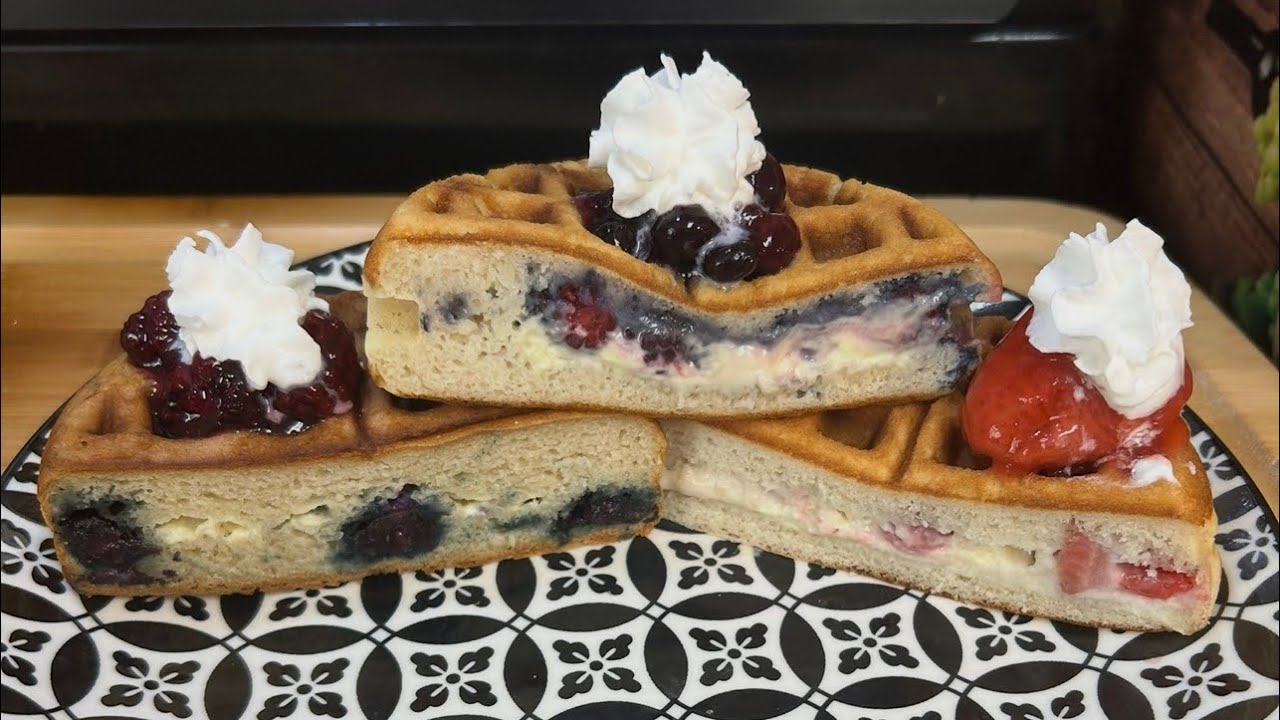 Вафли с начинкой из чизкейка (с черникой, клубникой и ежевикой) — отличный вариант в любое время ...