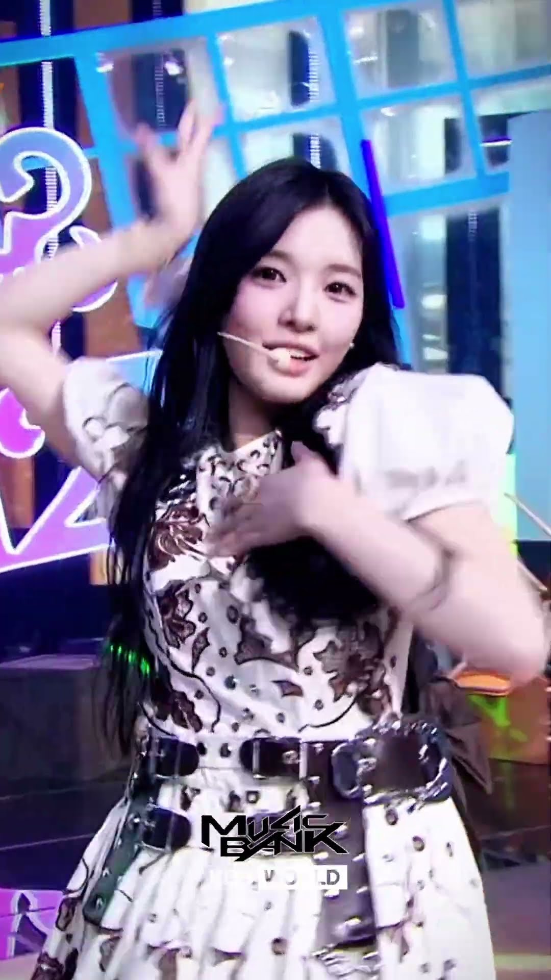 [HOT DEBUT] The Chase - Hearts2Hearts #TheChase #Hearts2Hearts #Shorts #MusicBank | KBS WORLD TV