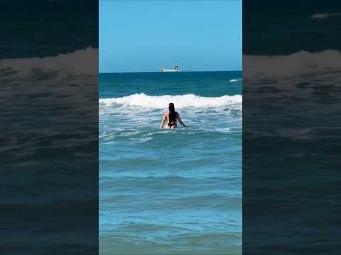 Mulher do Tirullipa é vista tomando banho na praia hahaha