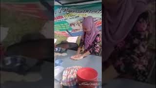 Awek tebar roti canai
