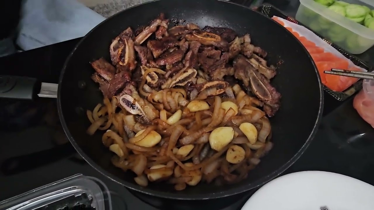 Покупные маринованные говяжьи ребрышки для корейского барбекю, икра, сашими из лосося, рис, лук и...