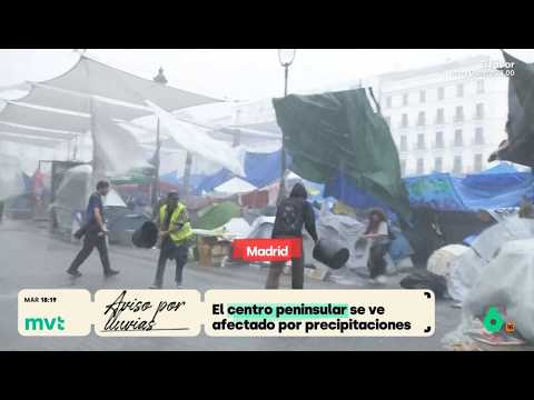 Empapados y achicando agua: la tormenta anega la acampada por la vivienda en Sol - Más Vale Tarde