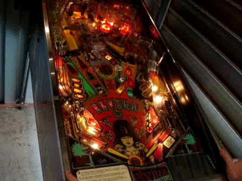 Bally's Elvira and the Party Monsters Pinball Mach...
