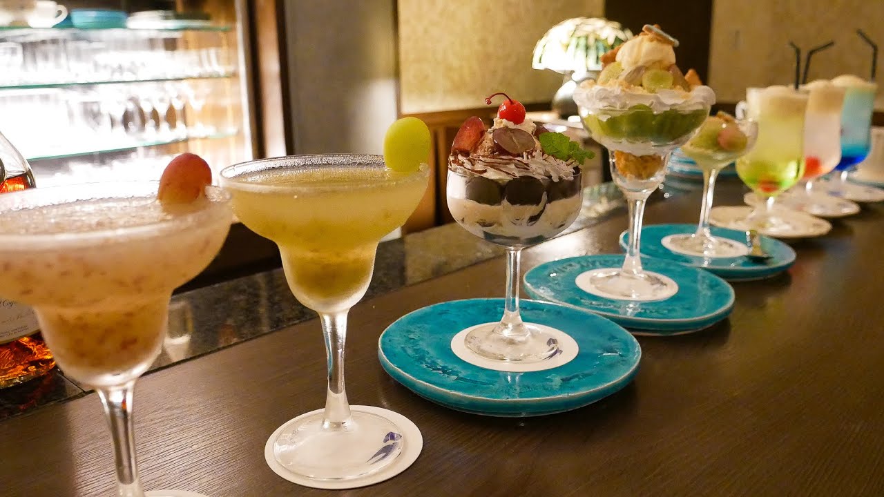 Красивый бар в Киото, Япония! Меню сладостей очень красивое!