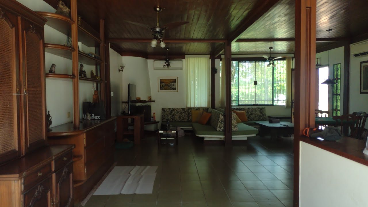 Casa térrea com 5 dormitórios sendo 3 suítes, sala para 3 ambientes cozinha piscina, espaço gourmet.