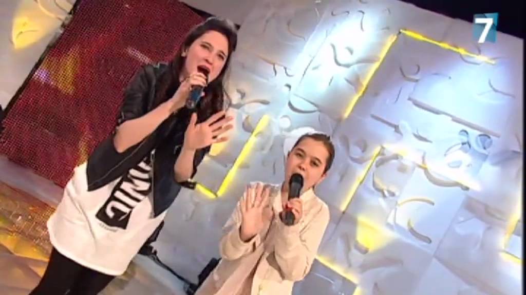 Lodovica Comello y Julia cantan 'Universo'