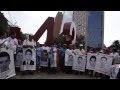 Padres de Ayotzinapa en el Antimonumento de Reforma