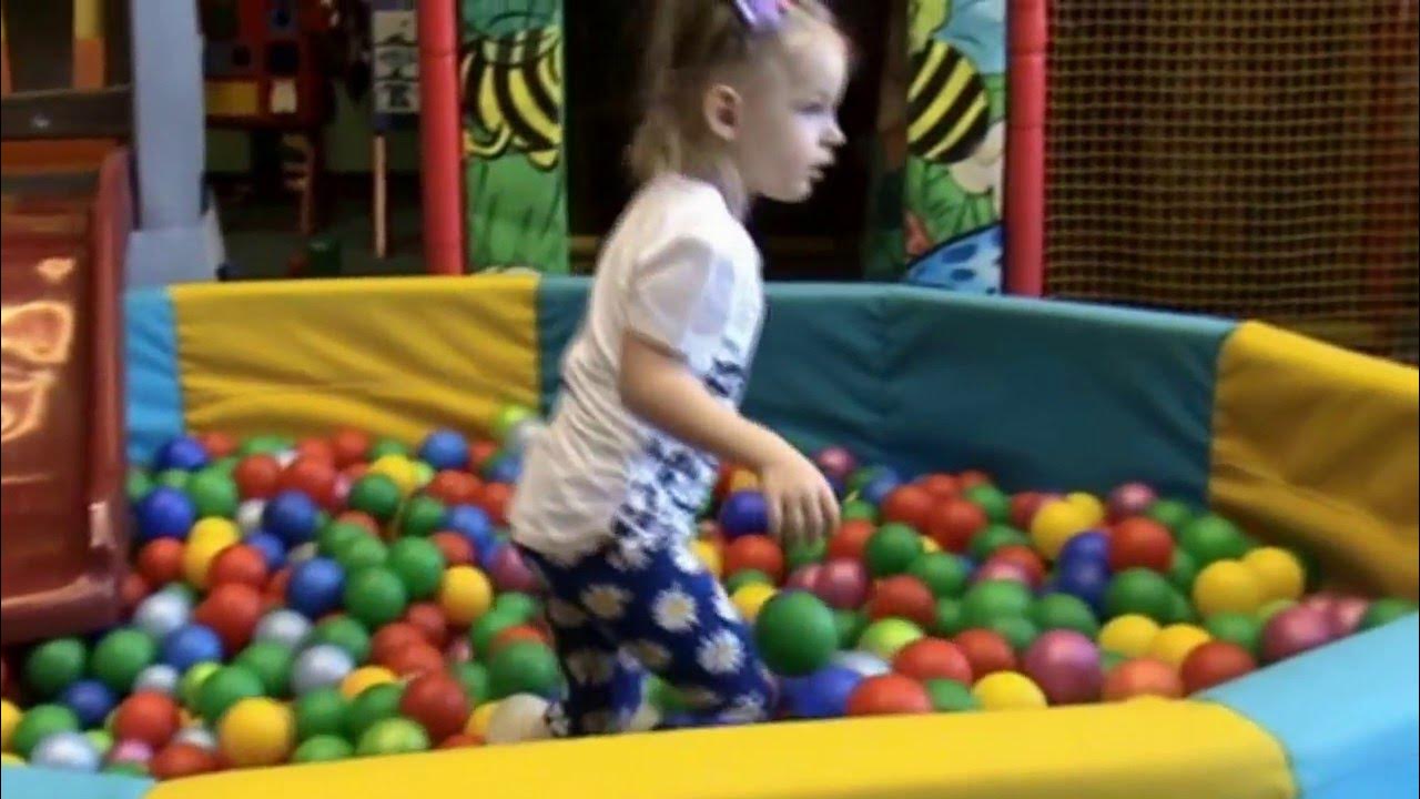 детские развлекательные ролики. детский развлекательный аттракцион с шарами. детский развлекательный центр с горками и батутами indoor playground family fun. детский развлекательный канал. развлечения.