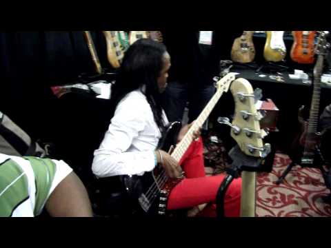 Video: Verdine White Nettowaarde: Wiki, Getroud, Familie, Trou, Salaris, Broers en susters