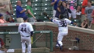 WSH@CHC: Navarro leans into dugout to make the catch