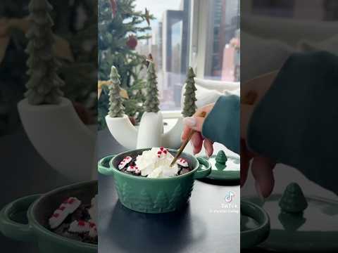 Super easy festive treat!! (Lava cake)! โฅ๏ธ๐ | WEEKLY SHORT #144 {#shorts #christmas #xmas}โ