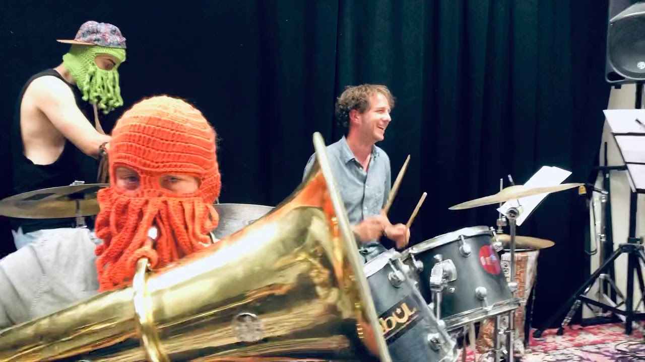 在 YouTube 上观看 Systemrelevant - Bernadette La Hengst & Banda Internationale 在 YouTube 上观看 Systemrelevant - Bernadette La Hengst & Banda Internationale