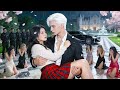 تراه يُعانق أخرى فتظن أن الحبَّ مات💥 لكنه كان يفتش عنها طوال 7 سنين بلا ملل ❤️
