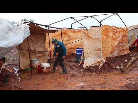 هربنا من الموت شاهد معاناة نازحي مخيم قرطبة الثاني غرب حلب بعد غرق معظم الخيم بسبب السيول 